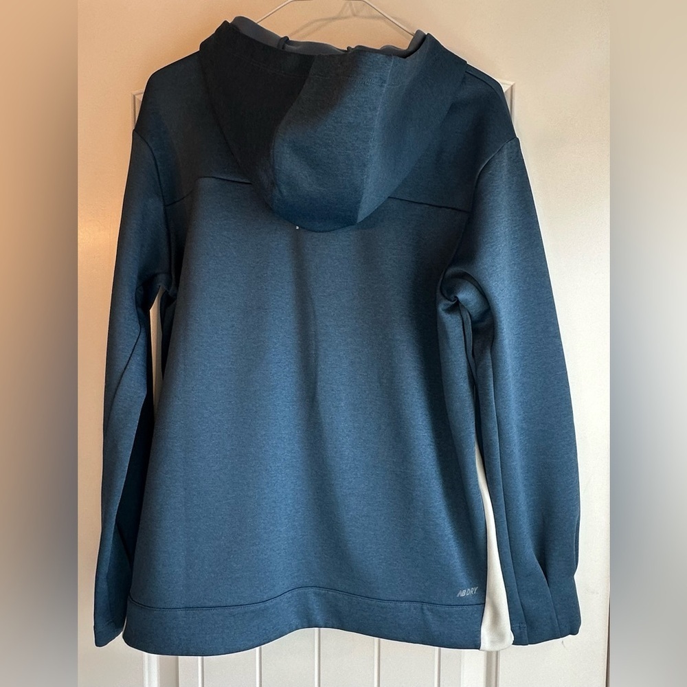 New Balance Woman’s speed run Sweater in stone blue heather. - Picture 2 of 8